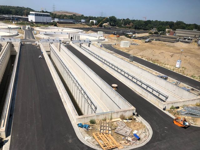 Neue Becken der Kläranlage Dinslaken an der Emschermündung während der Bauphase