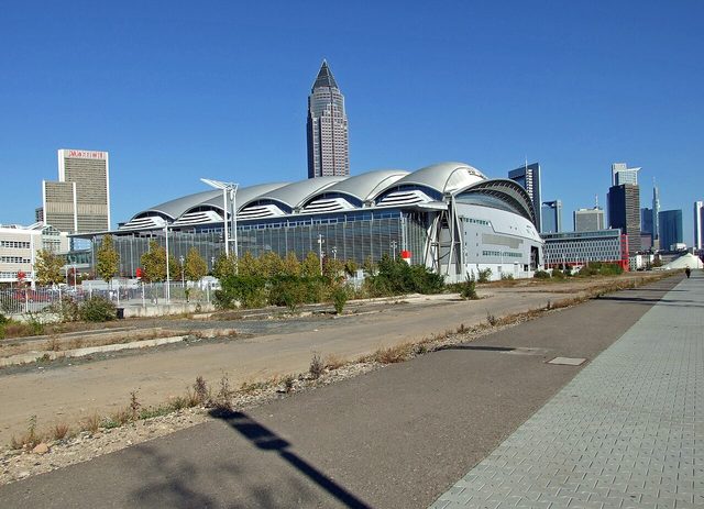 Hallen der Messe Frankfurt mit dem Messeturm im Hintergrund